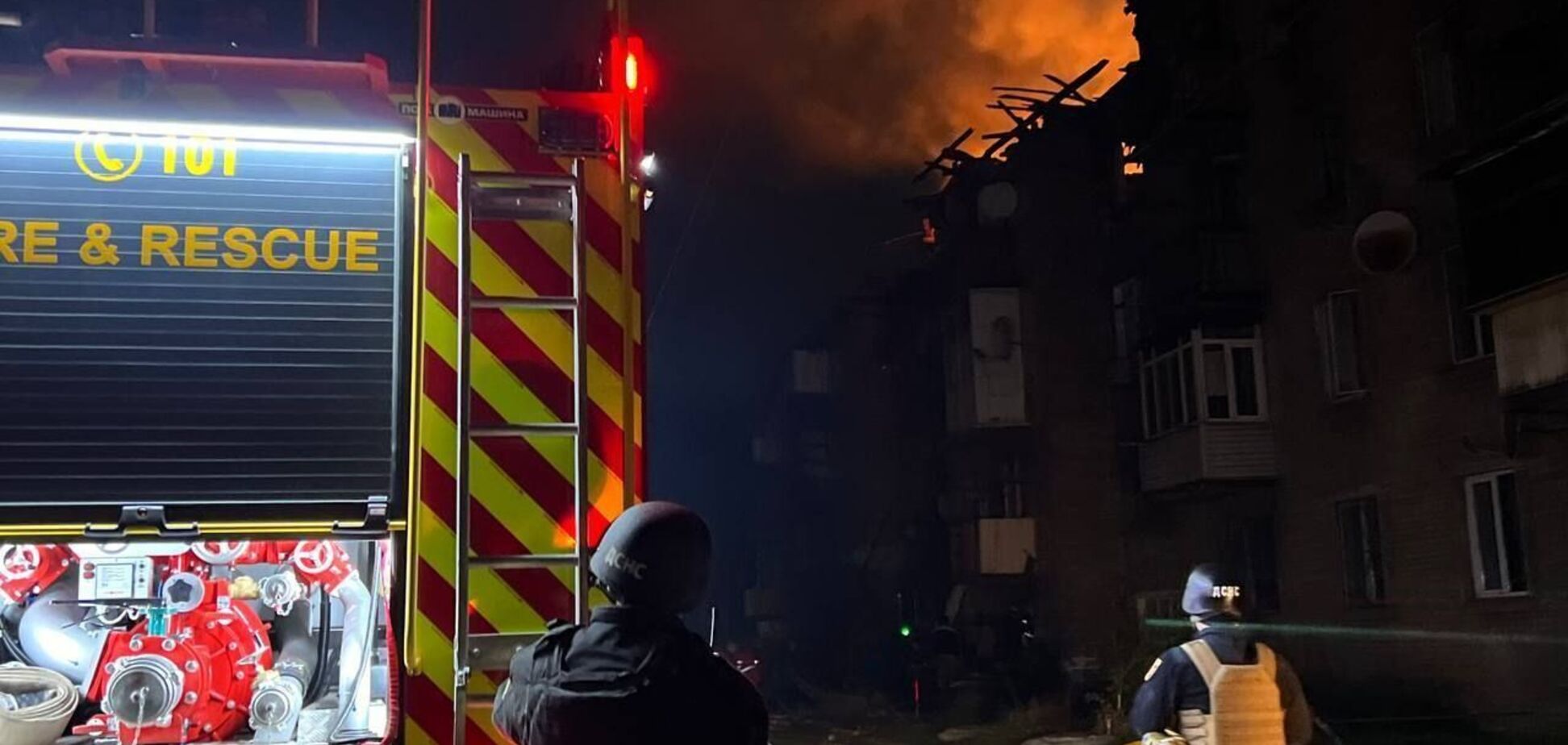 Разрушен один из подъездов дома, погиб человек: появились новые данные о последствиях атаки РФ на Каменское. Видео