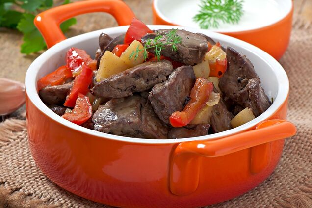 Ніжна печінка з карамелізованою цибулею на сковорідці: як приготувати