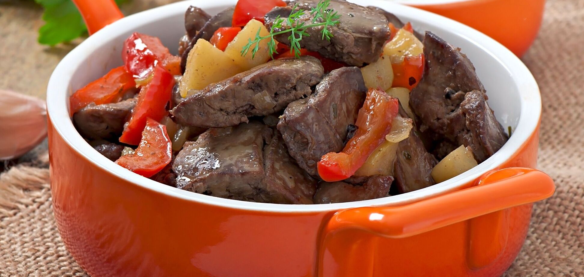 Ніжна печінка з карамелізованою цибулею на сковорідці: як приготувати