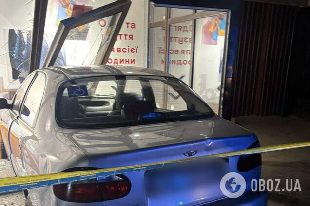На Київщині п’яний водій легковика на швидкості в’їхав у магазин. Подробиці та фото