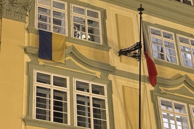 Новий спікер парламенту Чехії зняв із будівлі прапор України: розлючені депутати повісили три нові. Фото і відео