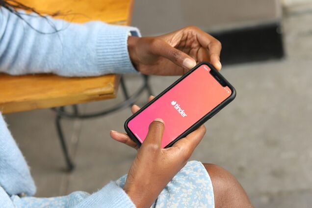 В Tinder хочуть додати ШІ-асистента, який переглядатиме фото на вашому смартфоні: навіщо це потрібно
