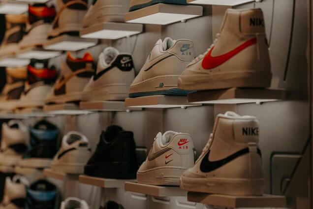 Кроссовки из 70-х станут главным трендом сезона: как они выглядят