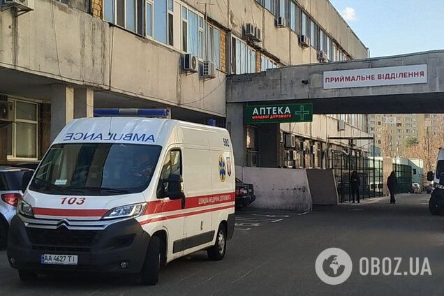 У Києві підліток випав з вікна школи: хлопця госпіталізували. Подробиці та фото