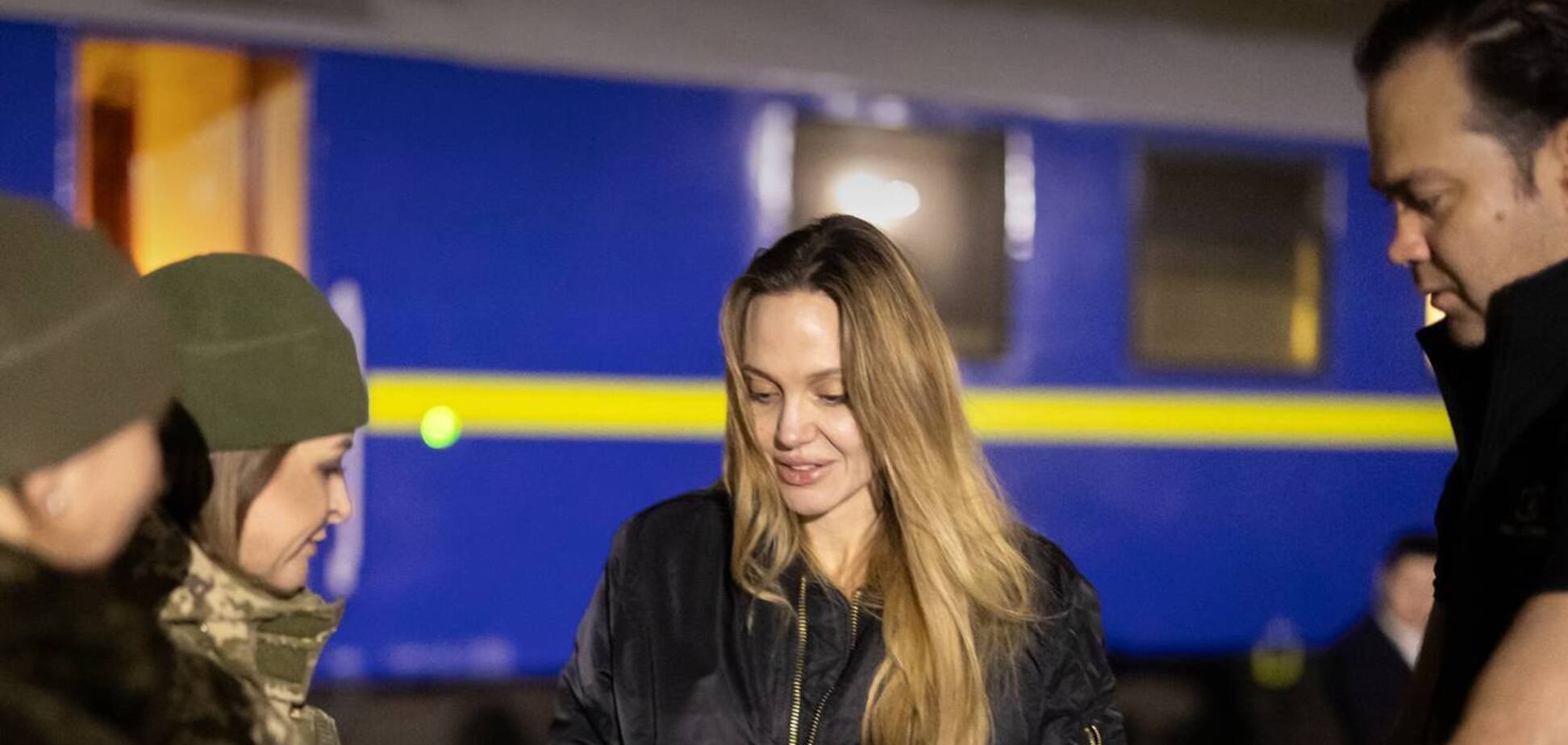 Поблагодарили за поддержку: пограничники показали знаковый подарок, который вручили Джоли во время визита в Украину. Фото