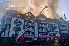 У Буковелі горів готель: з будівлі евакуювали 70 людей. Фото й відео