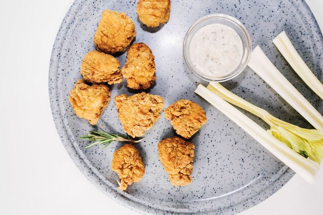 Хрустящие куриные стрипсы, как в популярных фаст-фудах: можно легко приготовить в домашних условиях