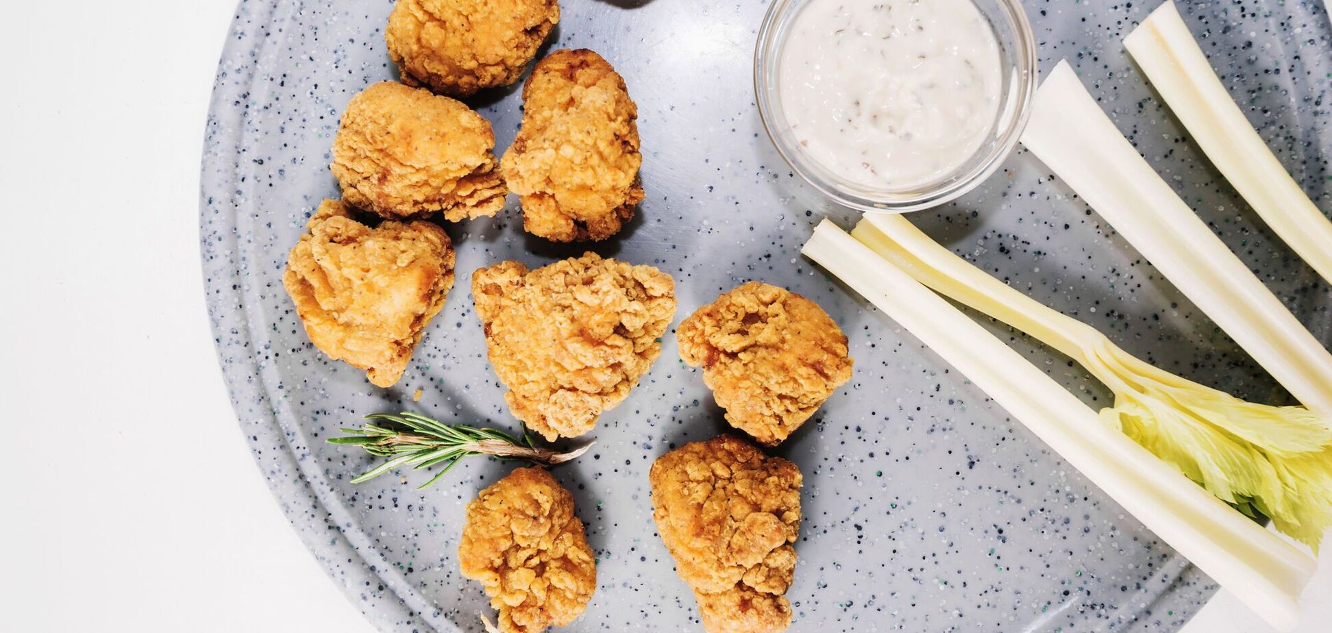 Хрустящие куриные стрипсы, как в популярных фаст-фудах: можно легко приготовить в домашних условиях