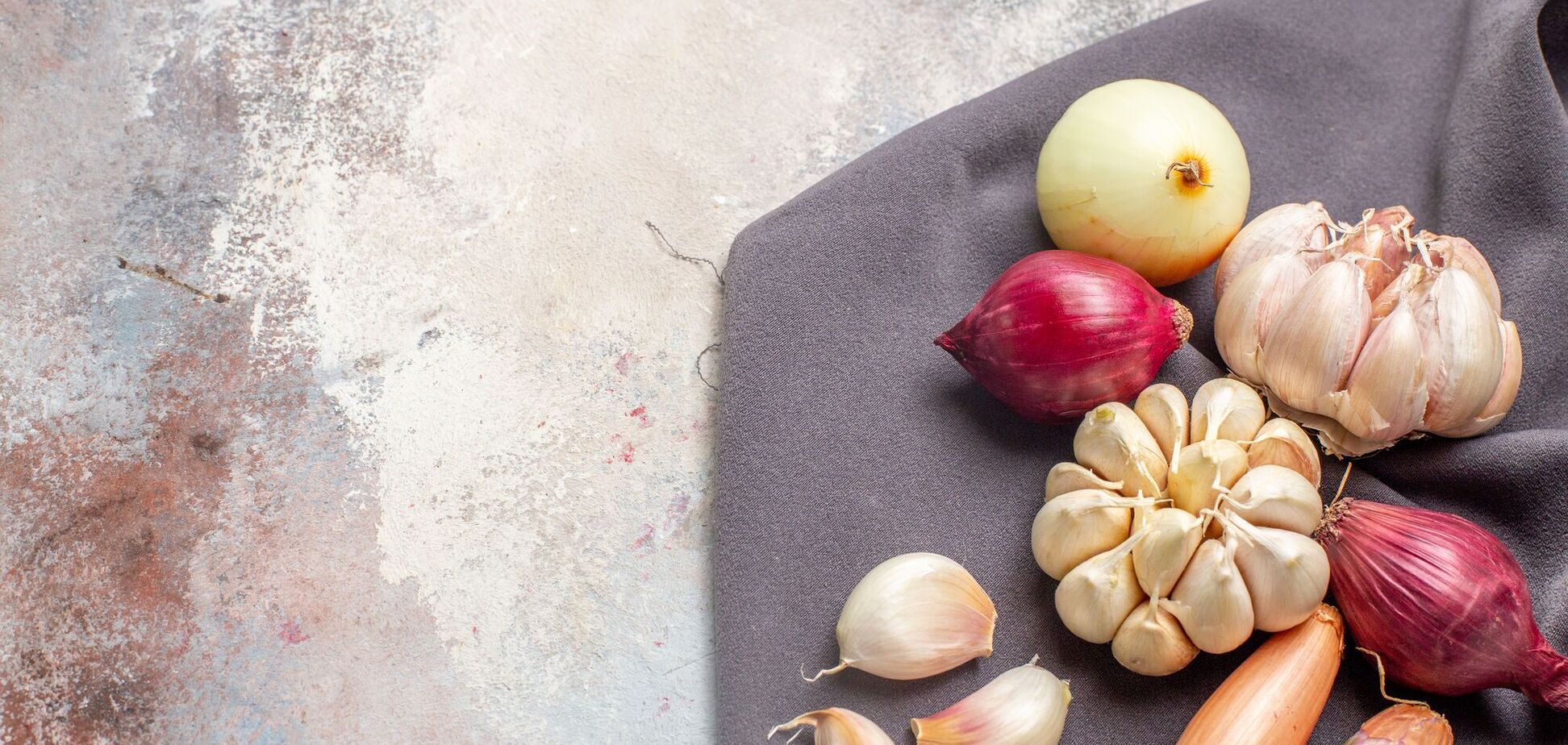 Не храните лук и чеснок в холодильнике: какое место лучше выбрать