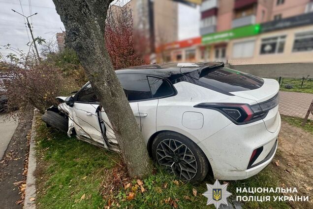 На Киевщине произошла авария с участием внедорожника и легковушки: есть пострадавшая. Фото