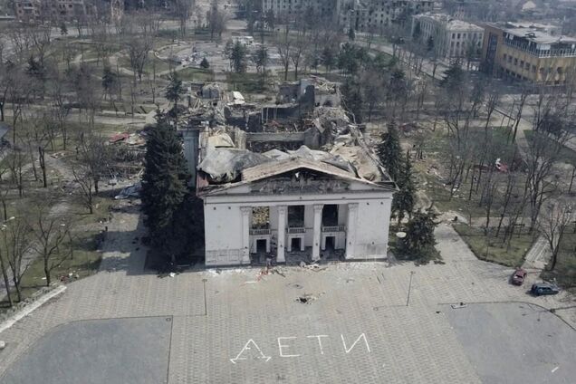 Драмтеатр в Мариуполе после российских ударов. 2022 год