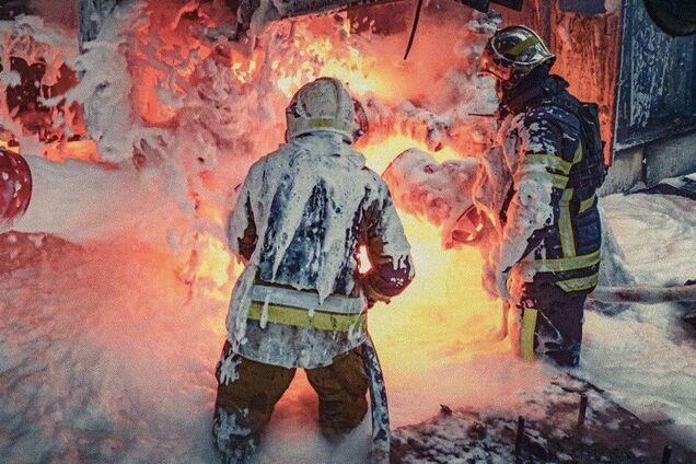 Є постраждалі, виникли пожежі на об'єктах інфраструктури: наслідки чергової атаки РФ на Київщину. Подробиці та фото