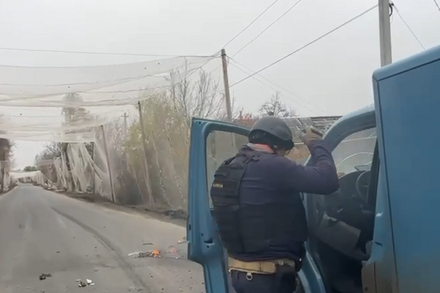 РФ атаковала дронами авто с волонтерами и журналистами вблизи Константиновки. Момент попал на видео