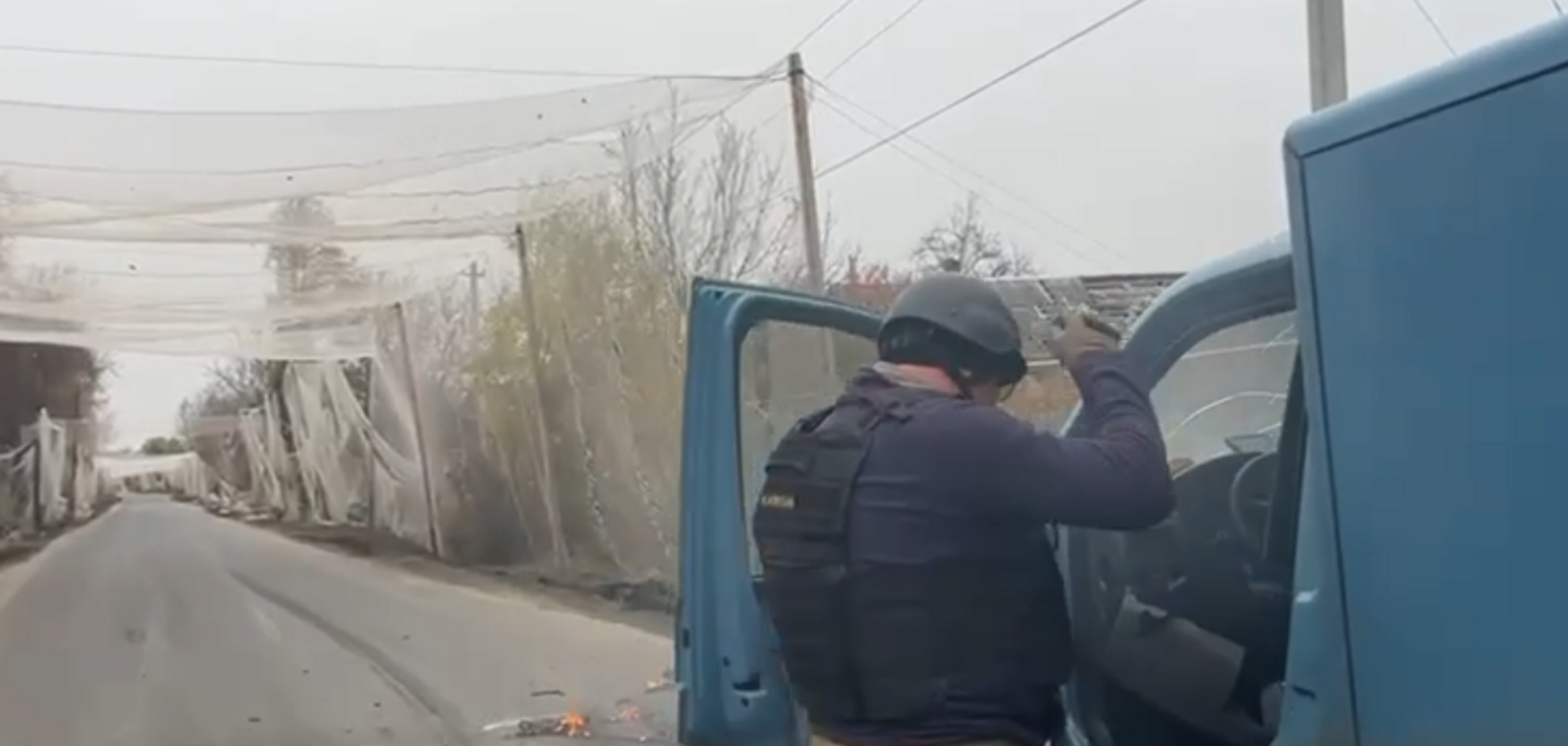 РФ атаковала дронами авто с волонтерами и журналистами вблизи Константиновки. Момент попал на видео