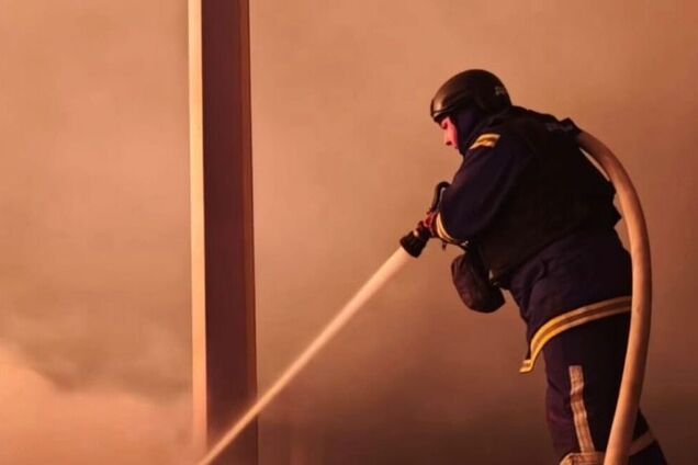 На Чернігівщині ворог атакував дронами підприємство: виникла масштабна пожежа