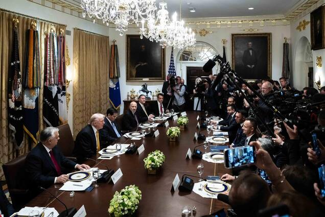 Сіярто похвалився 'безстроковим звільненням від санкцій' США за купівлю російських нафти і газу: у Білому домі спростували – Reuters