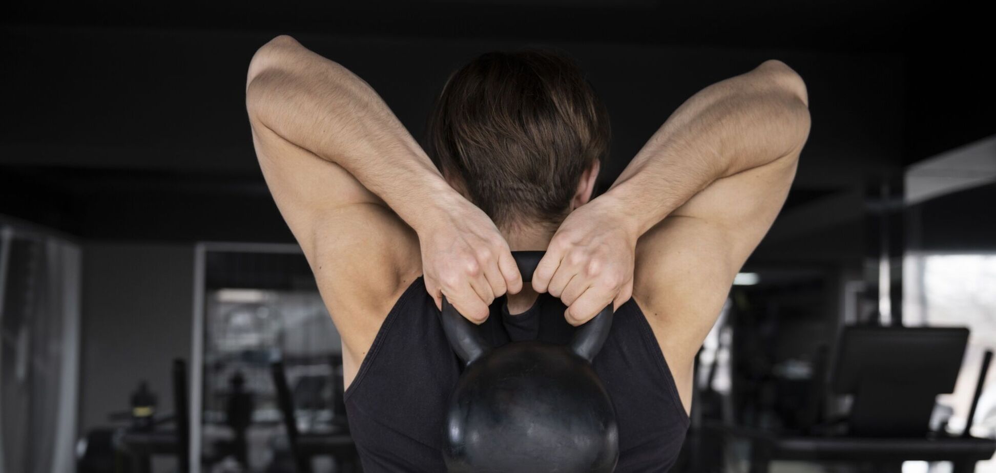 Как укрепить мышцы рук: топ-7 упражнений с гирями для мужчин