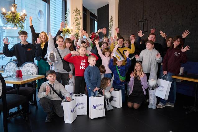 Дива від авіакомпанії 'Українські вертольоти': діти завітали в гості до Миколая-Чудотворця та на Ukraine WOW