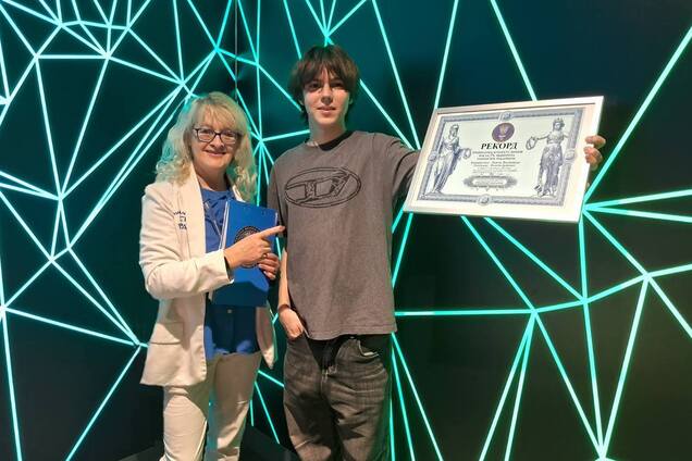 Школяр із Києва назвав напам’ять 300 знаків числа пі та встановив рекорд України: в чому секрет 16-річного хлопця