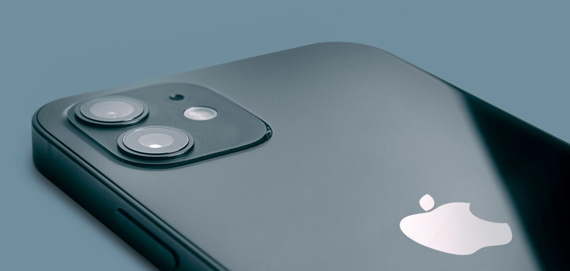 Навіщо маленька дірочка біля камер в iPhone: непомітна, але дуже важлива