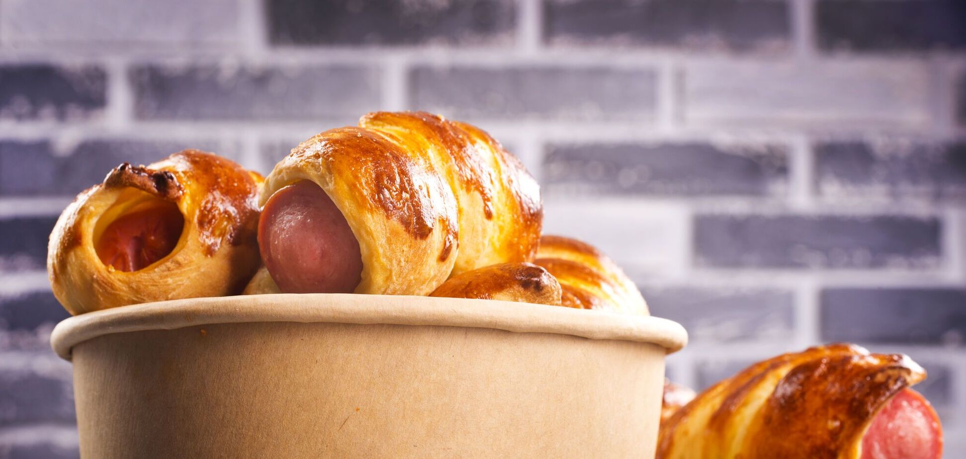 Идеальные сосиски в тесте на прессованных дрожжах: рецептом поделился Михаил Кацурин