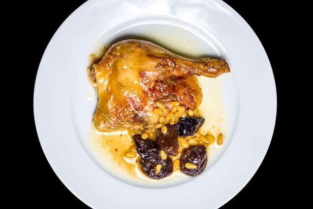 Сочная запеченная утка со сливами на Рождество и Новый год: мясо просто тает во рту