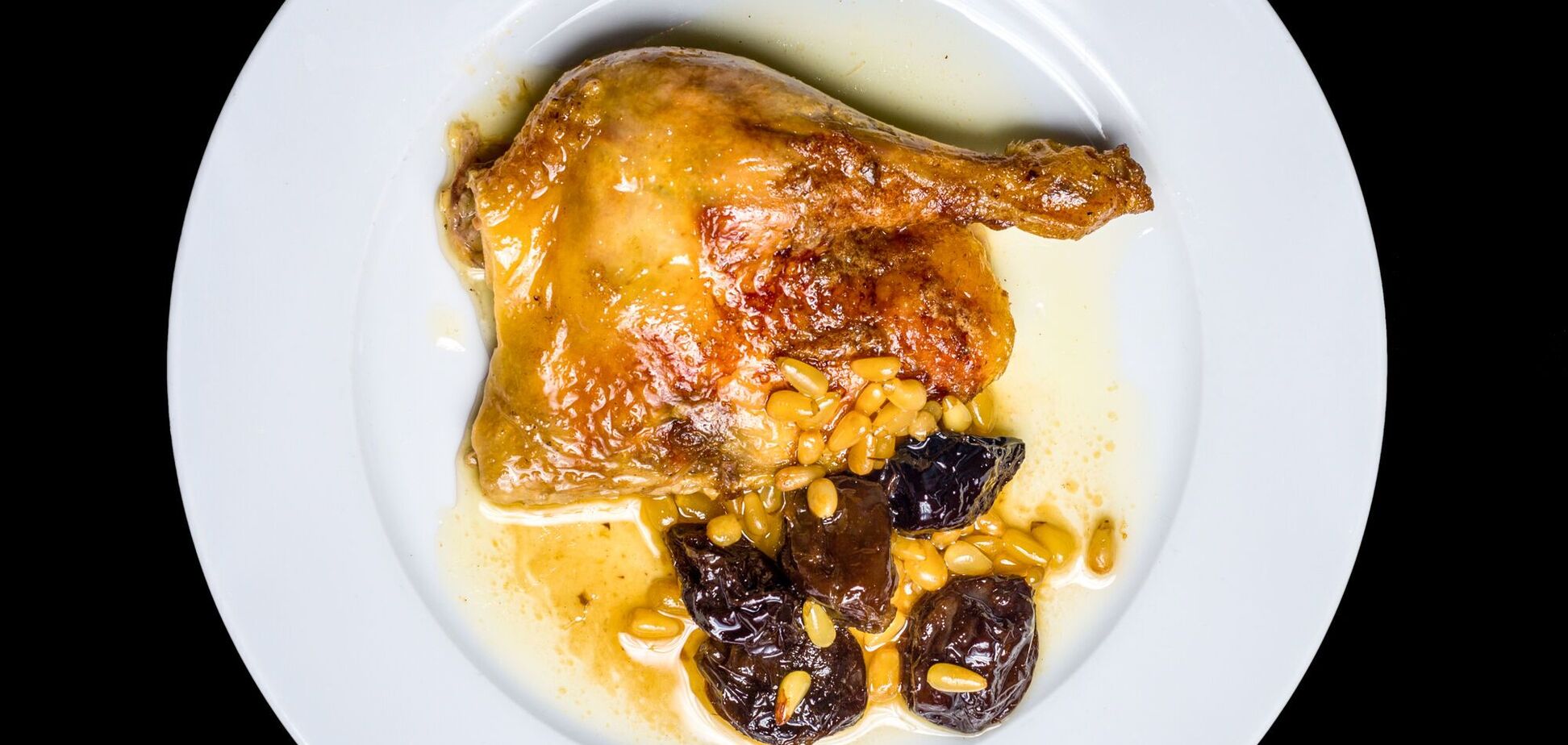 Сочная запеченная утка со сливами на Рождество и Новый год: мясо просто тает во рту