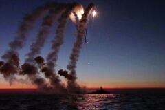 Уламки впали на житлові квартали: з'явились кадри невдалих пусків 'Калібрів' з порту Новоросійська. Відео