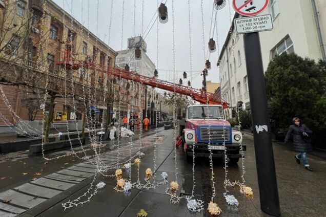 В Днепре монтируют новогоднюю 17-километровую иллюминацию с бесперебойным питанием
