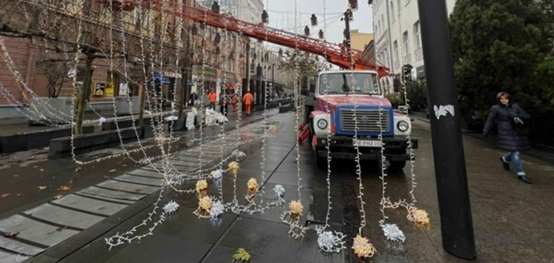 В Днепре монтируют новогоднюю 17-километровую иллюминацию с бесперебойным питанием
