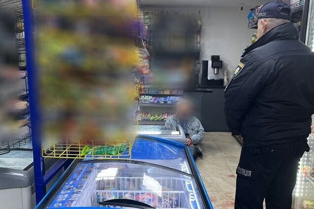 В Ивано-Франковске душевнобольной мужчина ножом ранил военного в магазине: все подробности. Фото