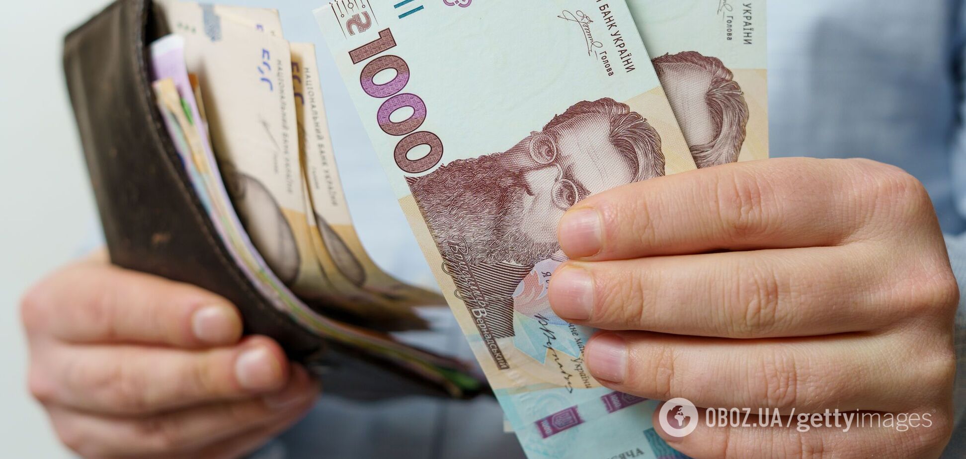 Купюри 1000 грн у гаманці. Ілюстрація