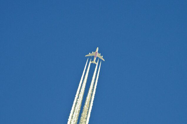 Почему самолеты оставляют белые полосы в небе: объяснение