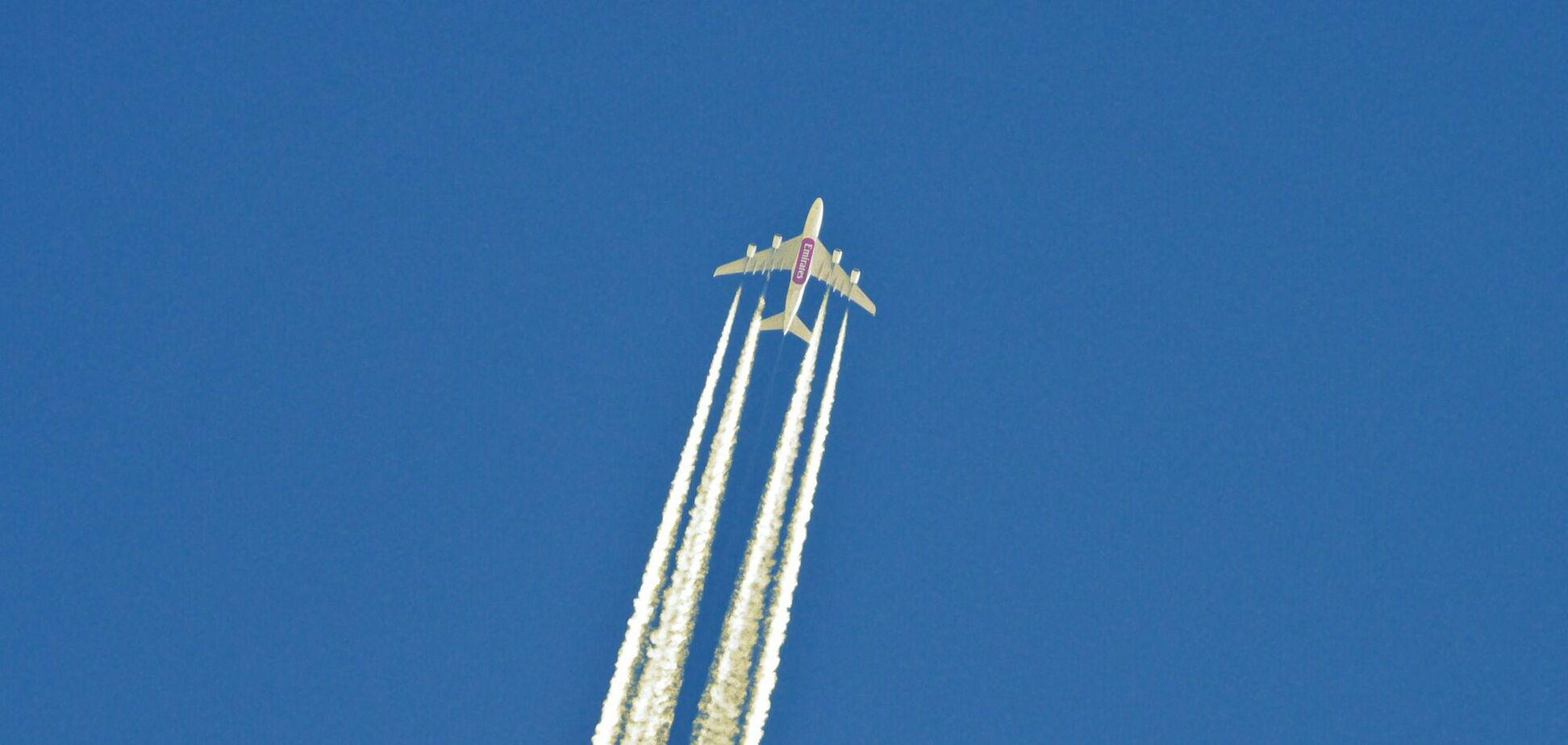 Почему самолеты оставляют белые полосы в небе: объяснение