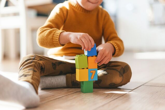 Почему на букву 'Е' нарисована шишка? Детские кубики запутали сеть: ответ заставит вас улыбнуться