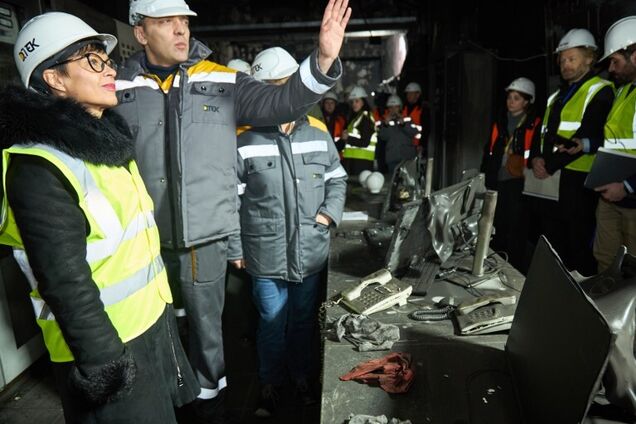 Комиссару ЕС по вопросам расширения показали одну из уничтоженных Россией украинских ТЭС. Видео