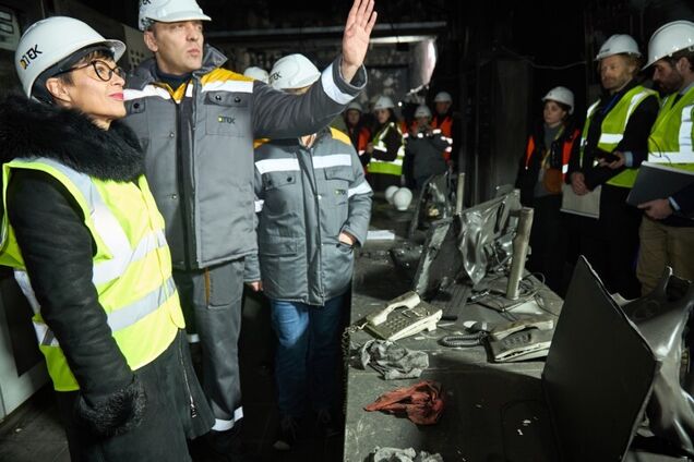 Комиссару ЕС по вопросам расширения показали одну из уничтоженных Россией украинских ТЭС. Видео