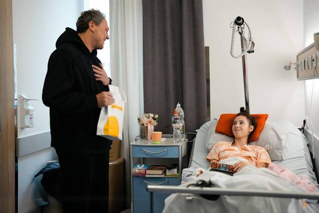 Фонд Ріната Ахметова та ФК 'Шахтар' підтримали Єву з Тернополя, поранену внаслідок російського обстрілу