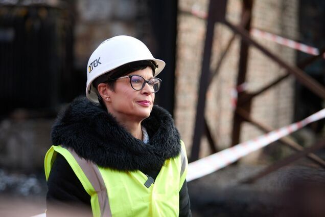 Єврокомісарка Марта Кос відвідала пошкоджену обстрілами ТЕС ДТЕК