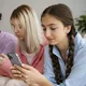 Иллюстративное фото. Подростки с телефонами