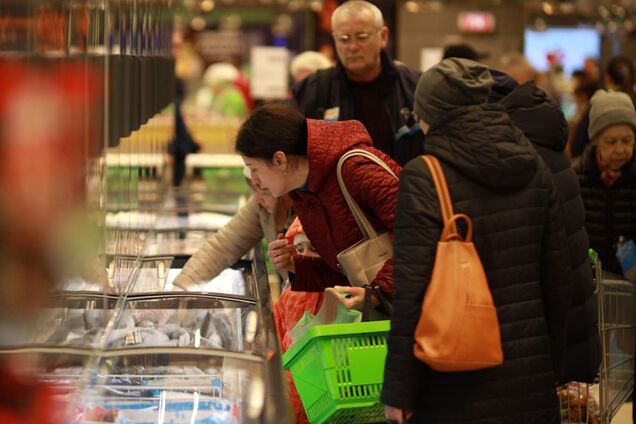 Люди в супермаркеті вибирають продукти. Ілюстрація