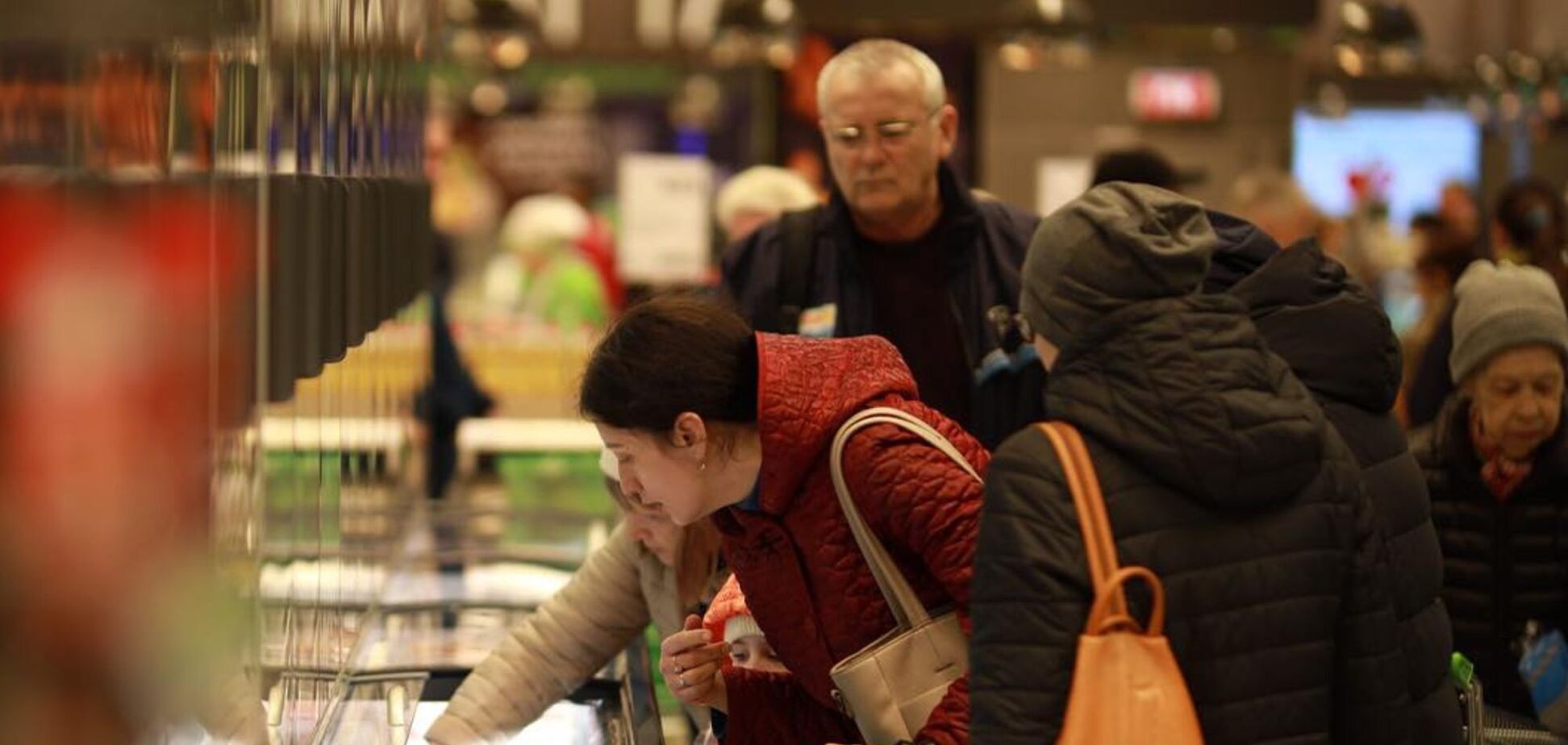 Люди в супермаркеті вибирають продукти. Ілюстрація