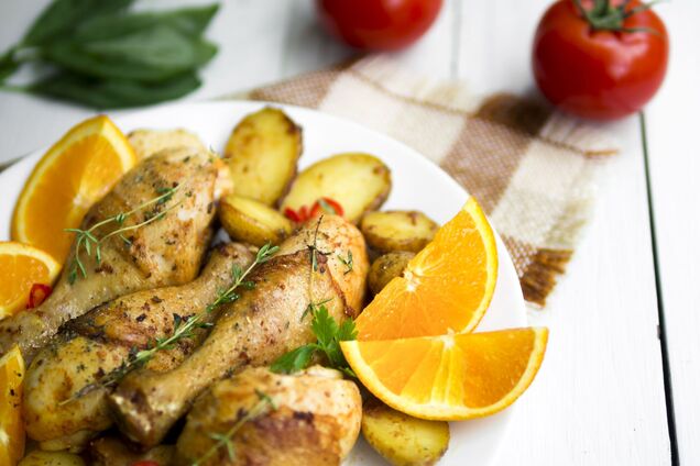 Соковиті запечені стегна з апельсином: м'ясо просто тане у роті