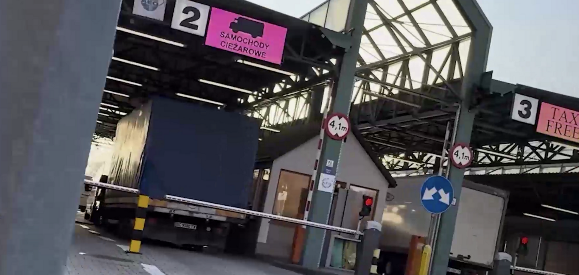 В України немає економічного кордону: журналіст показав, як контрабандисти провертають схеми в пункті пропуску