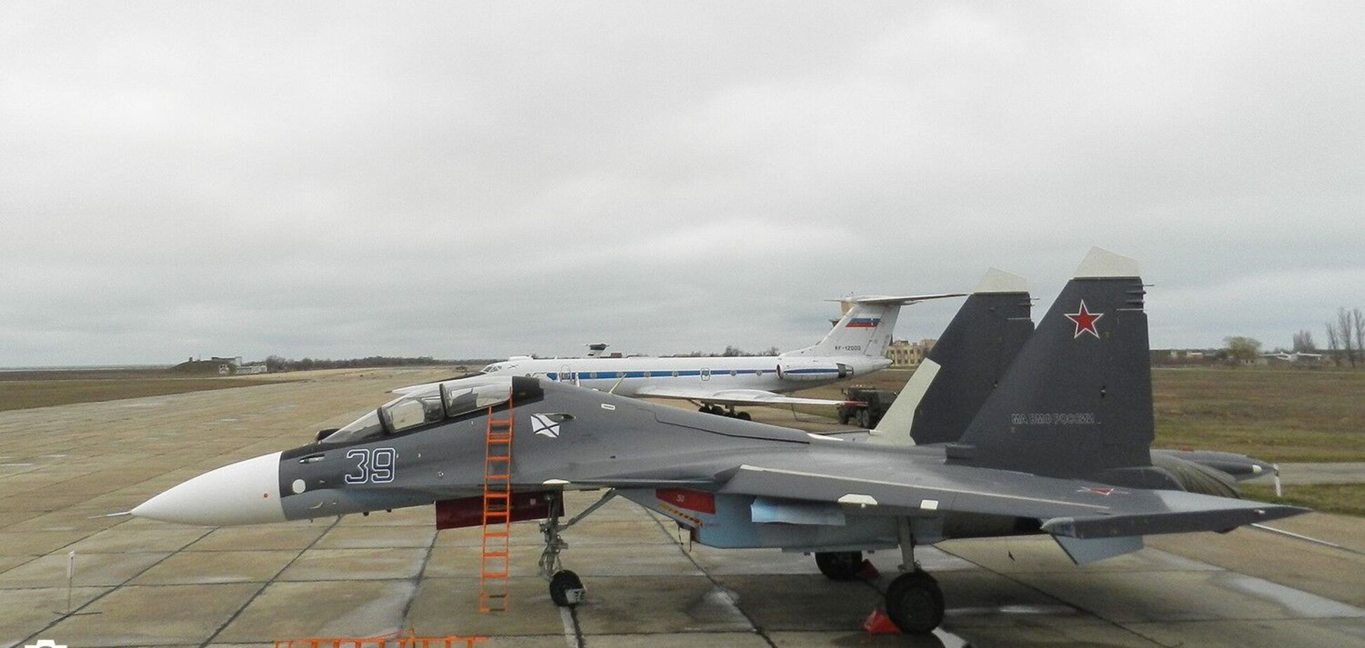 Мінус літак з екіпажем: український дрон влучив у військово-транспортний Ан-26 на аеродромі у Криму