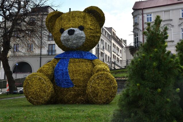 'Ассоциация с Украиной': в Перемышле жителей разозлил 'золотой медведь с синим шарфом'. Фото