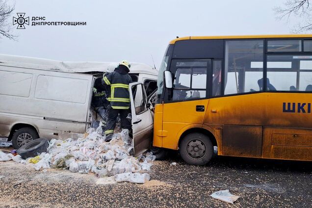 На Днепропетровщине столкнулись легковушка и школьный автобус: два человека погибли, десять пострадали. Фото и видео