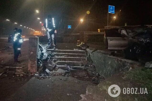 У Києві на Набережному шосе BMW протаранив парапет підземного переходу: є загиблий та постраждалі. Фото