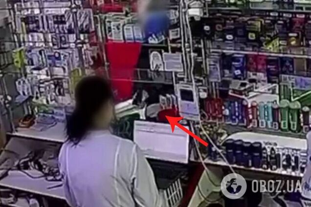 У Києві рецидивіст, погрожуючи пістолетом, намагався пограбувати аптеку: злочин зафіксувала камера. Відео та фото