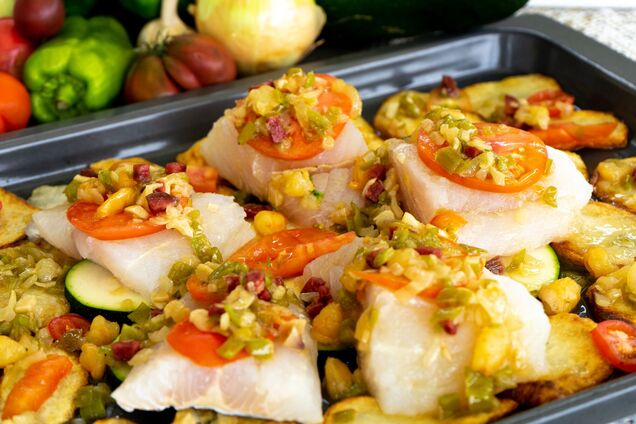 Як смачно приготувати хек в духовці: додайте засмажку з овочів та грибів